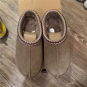 Uggs— Tasman in Taupe